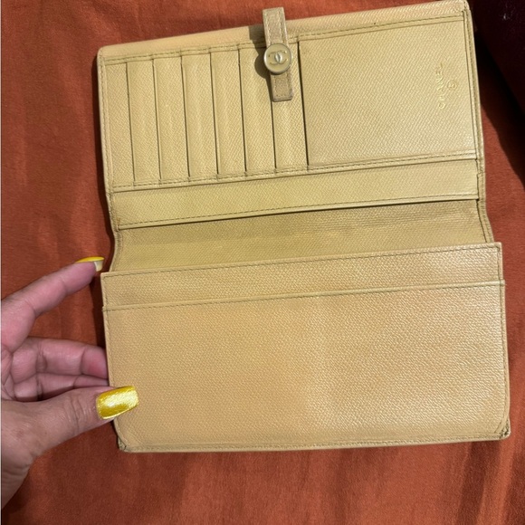 Chanel Cream Leather Wallet - Picture 5 of 9